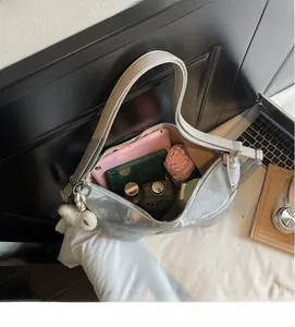 Vista dall'alto della capiente borsa shopper argento con interno spazioso e ciondolo cuore