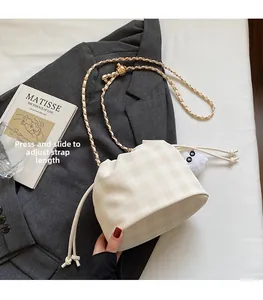 Detail der Tunnelzug-Beuteltasche mit verstellbarer Goldkugel und Kettenriemen