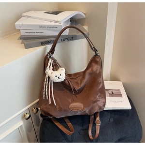 Borsa tote marrone a pieghe con ciondolo a forma di orso e dettaglio delle cinghie