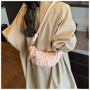 Sac demi-lune plissé rose avec breloques cœur en métal et bandoulière à nœuds réglable
