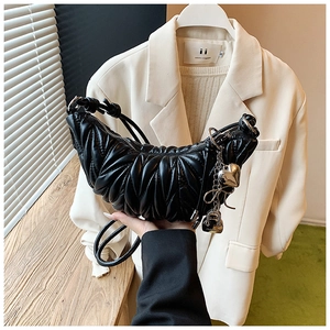 Détail du sac croissant plissé noir avec breloque cœur argentée et fermeture éclair