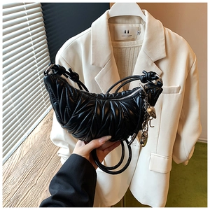 Détail du sac croissant plissé noir avec pendentif cœur et fermeture éclair argentée