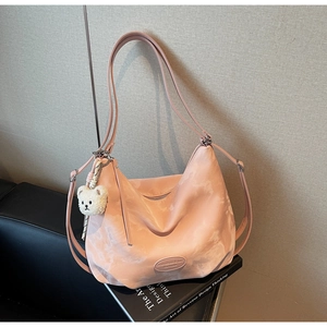 Dettaglio della borsa tote rosa marmorizzata con ciondolo a forma di orsetto