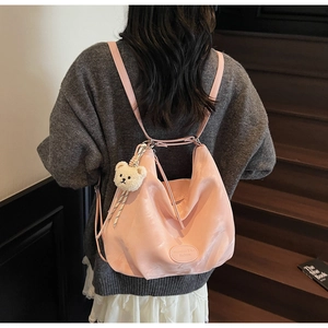 Grande borsa tote rosa a pieghe da donna vista posteriore con portachiavi a orsetto