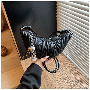 Détail du sac croissant plissé noir avec breloque cadenas cœur argenté et surpiqûres