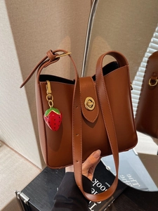 Bolso Bombonera de Cuero PU Retro Commuter para Mujer Con Colgante de Fresa Cerradura de Metal Dorado Correa de Hombro Ajustable Bolso Bandolera Versátil Bolso de Oficina Diario