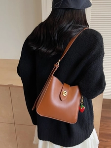 Bolso cubo vintage de cuero marrón para mujer con colgante de fresa y cierre dorado