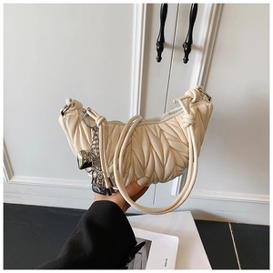 Vue détaillée du sac croissant plissé avec fermeture éclair et pendentif en forme de cœur