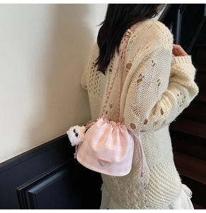 Detail der rosa-weiß karierten Kordelzug-Beuteltasche mit goldener Kettenschulterkette
