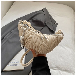 Détail du sac croissant plissé blanc cassé avec chaîne coeur argentée et cuir souple