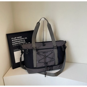 Détail du sac de voyage en nylon imperméable avec compartiment à chaussures et bandoulière