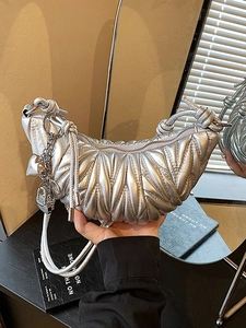 Sac Croissant Plissé Matelassé pour Femmes en Cuir PU Sac Bandoulière Sous le Bras Avec Pendentif Coeur en Métal Sac Hobo Couleur Unie