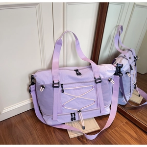 Détail du sac de voyage lavande avec manchon pour bagages et compartiment à chaussures