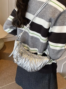 Sac bandoulière argenté en croissant avec plis matelassés et breloque chaîne en cœur