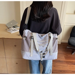 Détail du sac de voyage avec compartiment chaussures et bandoulière réglable