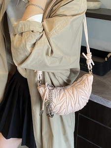 Sac croissant matelassé rose avec breloque cœur et fine bandoulière élégante chic