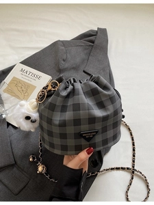 Vintage Karierte PU Leder Eimertasche Damen Gingham Umhängetasche Mit Kettengurt Und Dekorativem Plüsch Anhänger