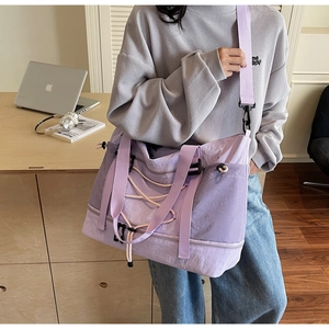 Sac de voyage violet clair avec bandoulière réglable et détails de rangement multiples