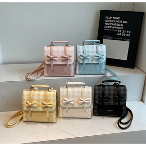 Vista dettagliata di borse a tracolla stile preppy con fiocchi in cinque colori pastello