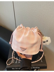 Rosa-weiß karierte Stoffbeuteltasche mit Kordelzug und Kettenriemen für Damen