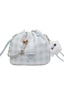 Blaue Gingham-Beuteltasche mit Kordelzug, Kettenriemen und Plüsch-Katzenanhänger