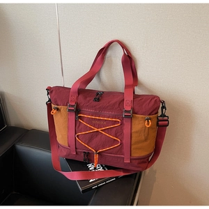 Détail du sac de voyage bordeaux et jaune avec cordon et logo NINGJIA imprimé