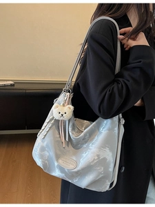 Grande borsa tote morbida a pieghe in nylon grigio argento con ciondolo a orsetto