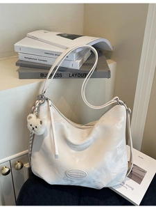Borsa tote plissettata bianco crema con tracolla regolabile e simpatico ciondolo a orsetto
