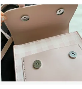 Interno della borsa in pelle PU rosa con doppia fibbia magnetica e tasca interna a scacchi