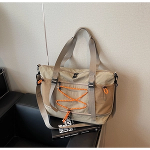 Gros plan du sac de voyage avec cordons élastiques sur un canapé en cuir