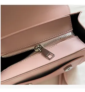 Dettaglio della cerniera in metallo argentato e chiusura magnetica della borsa rosa