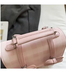 Dettaglio della borsa in PU a scacchi rosa con manico spesso e decorazioni a fiocco