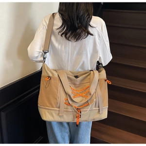 Vue arrière d'un sac de voyage en nylon beige avec cordon orange et extension zippée