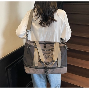 Vue arrière d'un mannequin portant un grand sac de voyage avec compartiment à chaussures