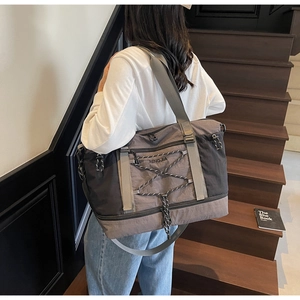 Détails du sac de voyage imperméable avec compartiment à chaussures et bandoulière amovible