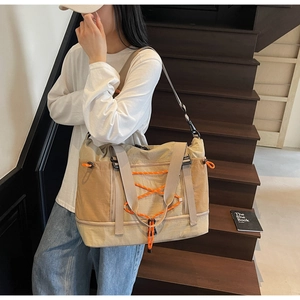 Mannequin portant un grand sac de voyage kaki avec des détails en corde orange