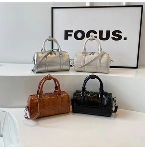 Détails de quatre sacs Boston en argent, beige, marron et noir avec coutures croisées