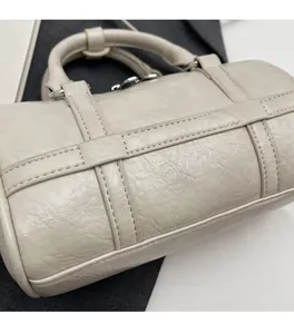 Détail du sac Boston crème montrant le cuir plissé souple et les coutures de haute qualité