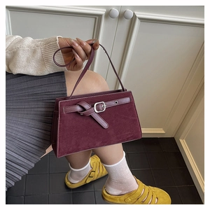 Vue détaillée du sac bandoulière bordeaux en daim mat avec boucle argentée et nœud décoratif