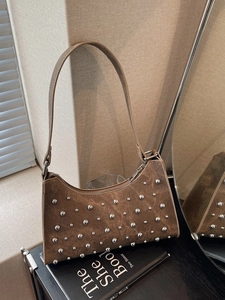 Sac porté épaule rétro marron avec rivets argentés et esthétique vintage minimaliste