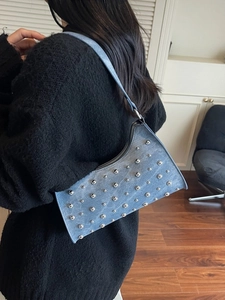Sac à épaule en jean bleu avec clous argentés pour femme, style streetwear rétro chic
