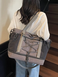 Sac de voyage grande capacité au design bicolore avec bandoulière réglable pratique