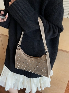 Sac hobo marron rétro effet vieilli avec clous argentés et large bandoulière