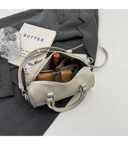 Vue intérieure du sac Boston ivoire montrant les compartiments pour l'essentiel