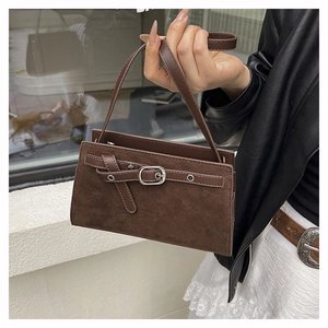 Détail du cuir suédé marron avec boucle métallique argentée de style rétro vintage