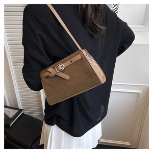 Vue détaillée d'un sac à bandoulière marron vintage avec texture en daim et boucle
