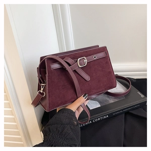 Détail du sac bandoulière bordeaux avec finition mate et fermeture à boucle en métal argenté
