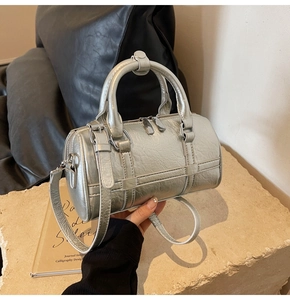 Détail du sac Boston argenté avec texture litchi et bandoulière réglable pratique