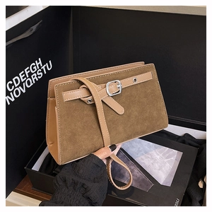 Détail d'un petit sac carré en daim marron avec boucle métallique argentée