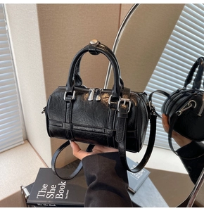 Détails du sac tonneau vintage en cuir PU noir montrant la texture plissée et l'argenture